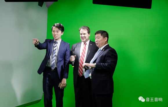 参观演播室